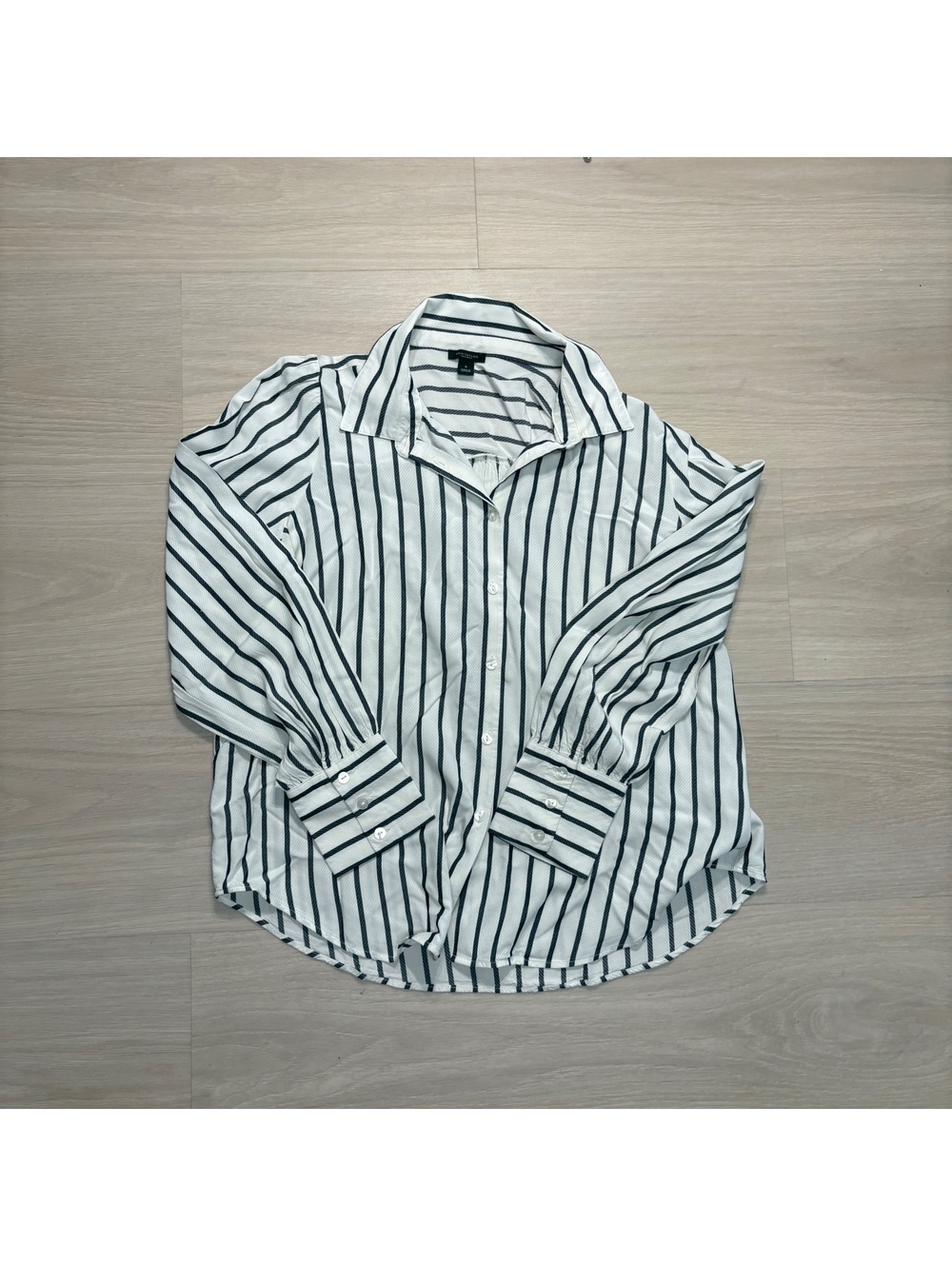 Corporate girlie classic Ann Taylor vertical pinstripe button down blouse